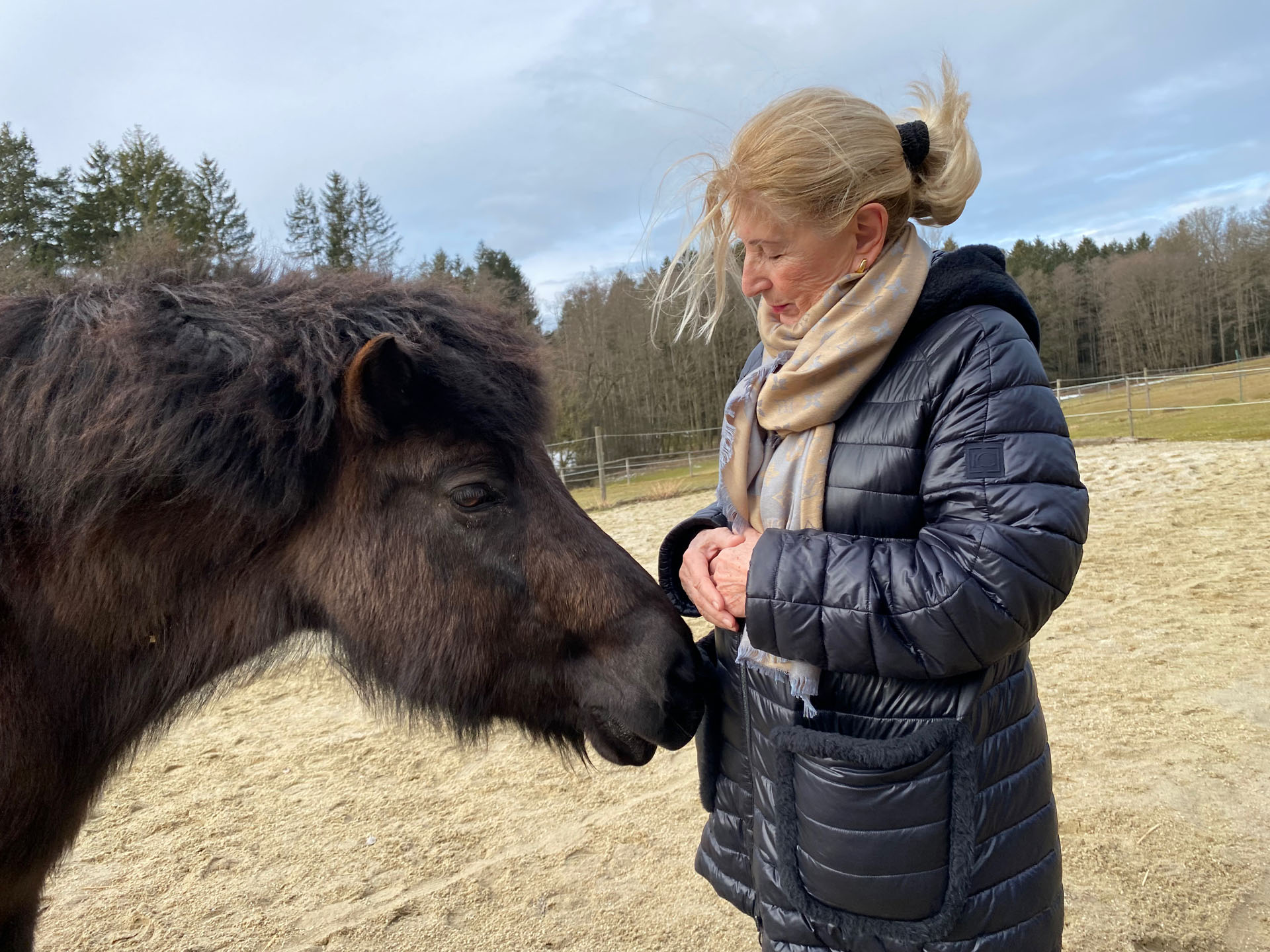 Pferdgestützte Psychotherapie | Kontakt | Frau und Pferd | Foto: Privat (2023)