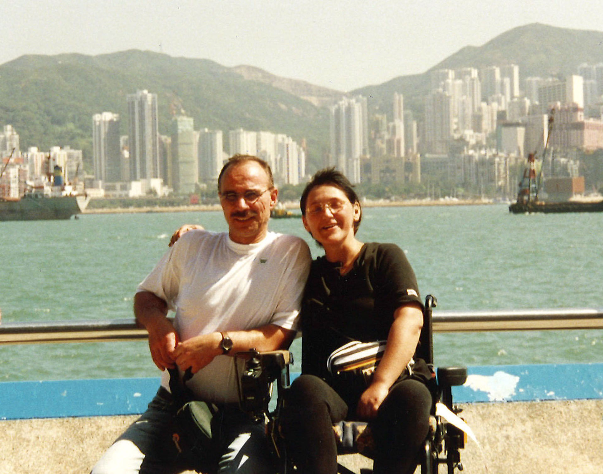 Birgit Dreiszis mit Ehemann Thomas auf dem Weg zu den Paralympics Sydney (Oktober 2000). Zwischenstopp in Hongkong. Foto: privat