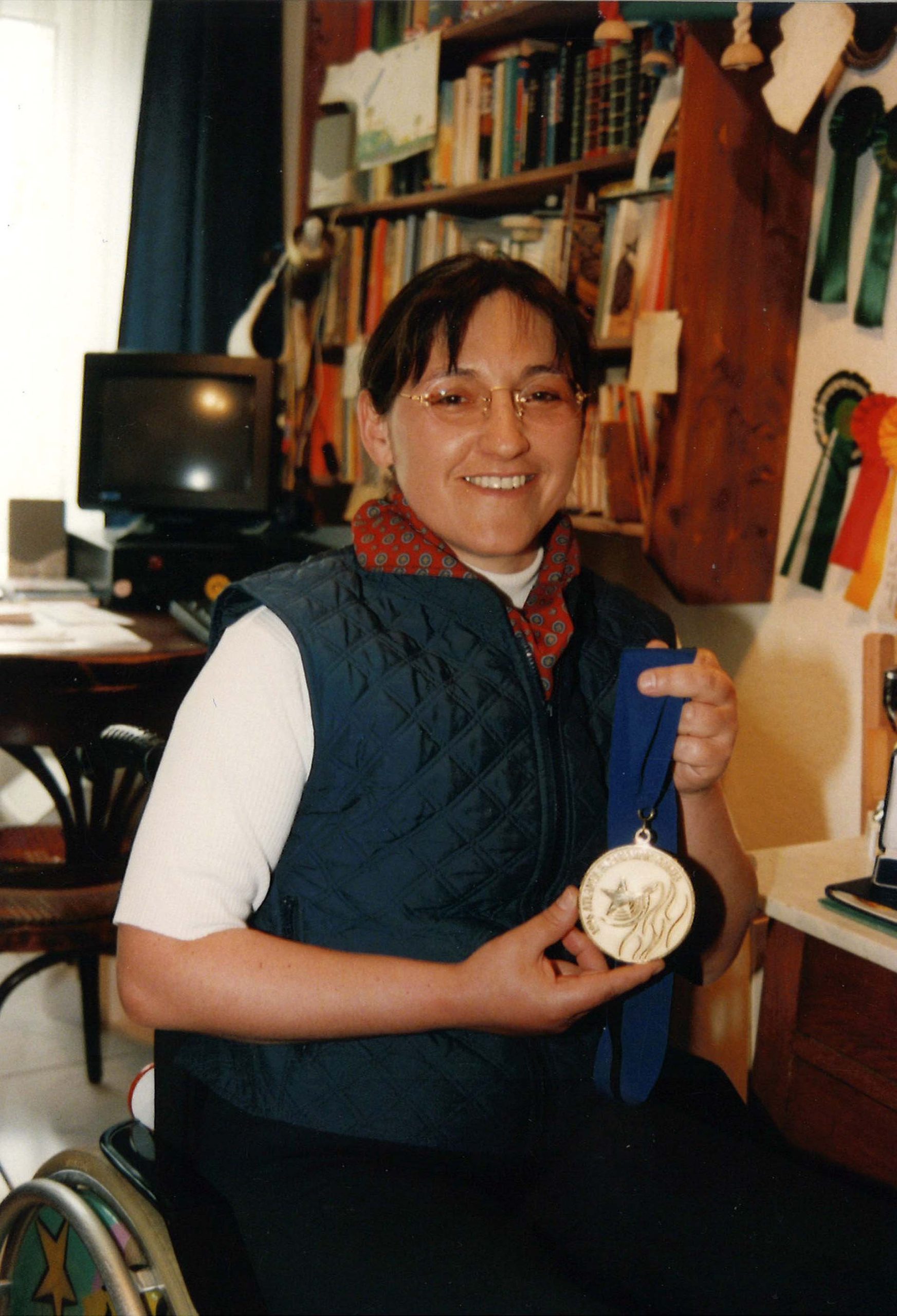 Birgit Dreiszis mit ihrer Goldmedaille ATLANTA. Foto: privat