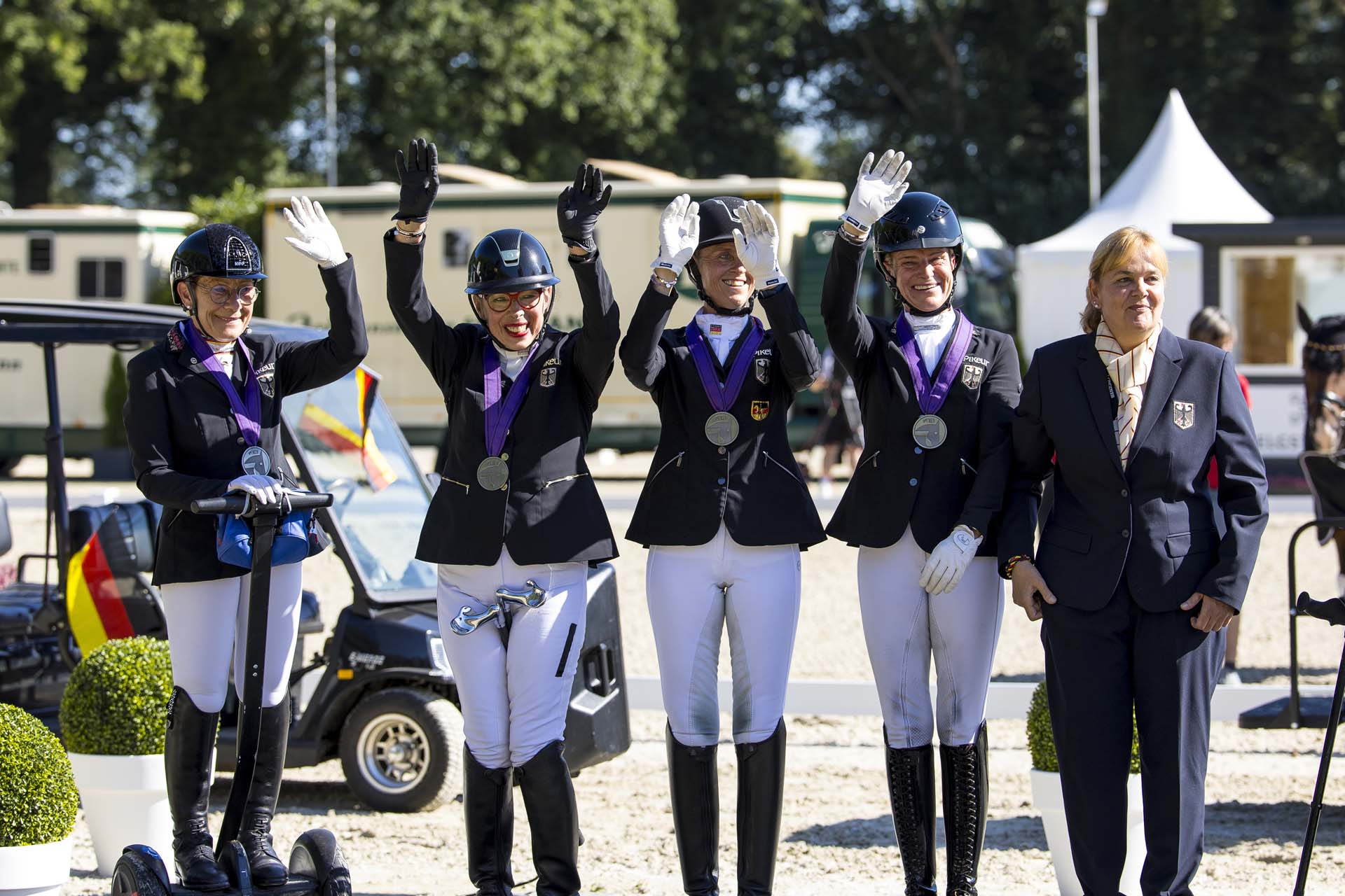 FEI Para Dressage European Championship Riesenbeck 2023 | Silber für Team Deutschland | v.l.n.r. Martina Benzinger, Heidemarie Dresing, Regine Mispelkamp, Melanie Wienand, Silke Fütterer-Sommer (Bundestrainerin) | Foto: FEI/Leanjo de Koster