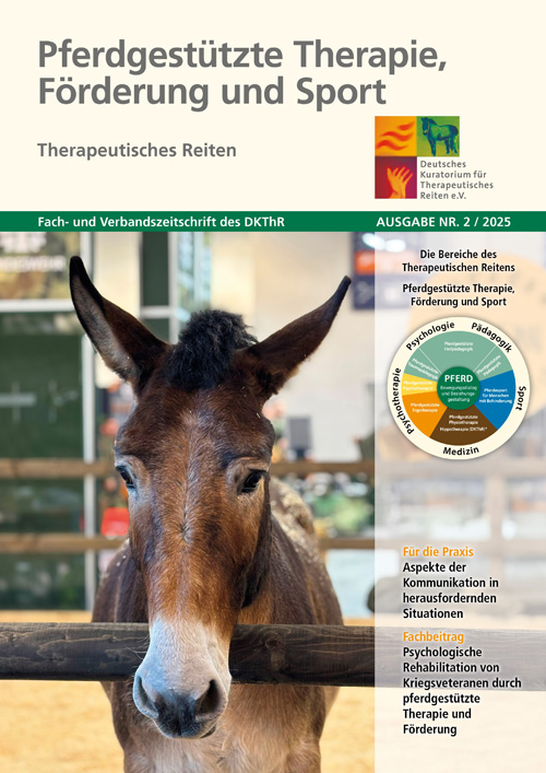 Das Cover einer Fachzeitschrift über pferdgesteuerte Therapie und Sport zeigt ein Pferd im Vordergrund. Der Titel der Zeitschrift, 'Pferdgesteuerte Therapie, Förderung und Sport', ist prominent platziert, zusammen mit verschiedenen Themenbereichen wie Psychologie und Pädagogik. Die Ausgabe ist für 2025 datiert und gehört zum Deutschen Kuratorium für Therapeutisches Reiten e.V.
