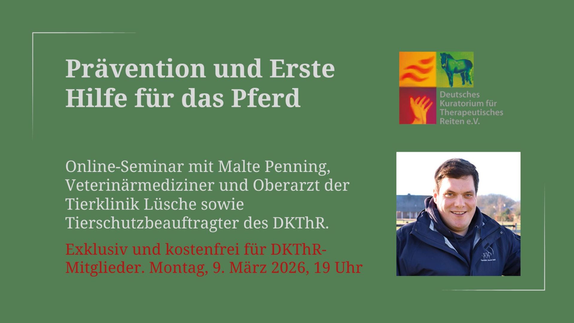 Ein Werbeplakat für ein Online-Seminar über Prävention und Erste Hilfe für Pferde, das von Malte Penning, einem Veterinärmediziner, geleitet wird. Das Datum des Seminars ist Montag, der 9. März 2026, um 19 Uhr, und die Veranstaltung ist kostenlos für Mitglieder des DKThR. Der Hintergrund ist grün mit Sprechblasen in verschiedenen Farben und einem Bild von einem Mann in einem blauen Jackett.