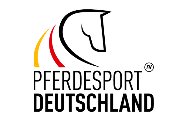 Logo des Pferdesports in Deutschland, zeigt ein stilisiertes Pferdekopf-Symbol mit den Farben Schwarz, Rot und Gold.